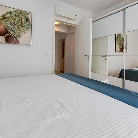 Diamond Two Bedroom זאדאר