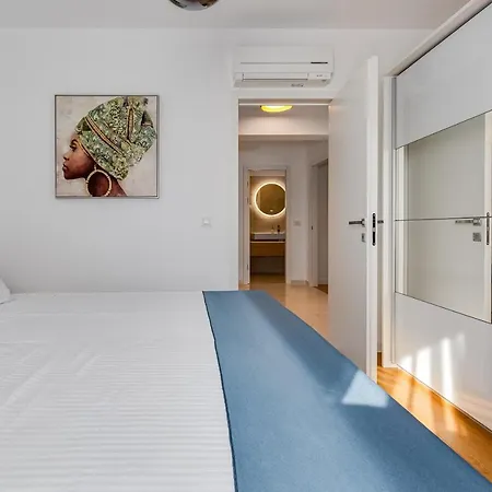 Diamond Two Bedroom זאדאר