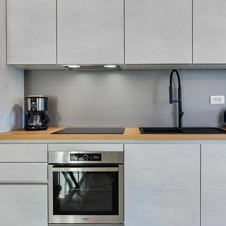 Diamond Two Bedroom דירה *