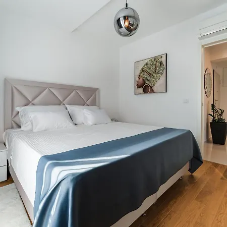 Diamond Two Bedroom דירה